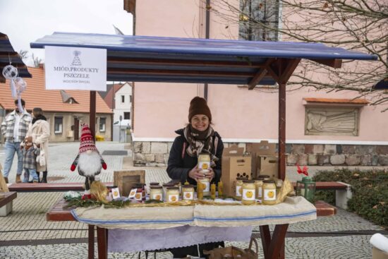 kobieta przy stoisku z produktami pszelimi
