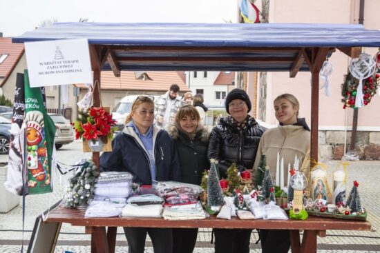 cztery kobiety przy stoisku