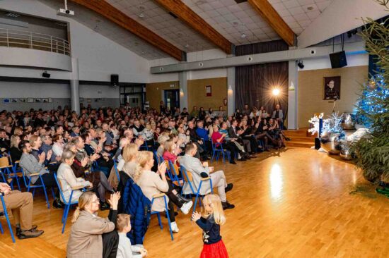 publiczność siedząca na auli