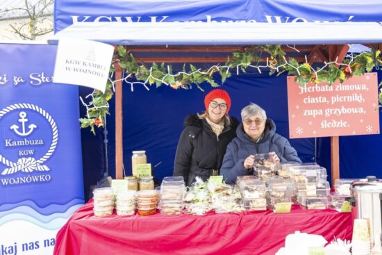 dwie kobiety przy stoisku