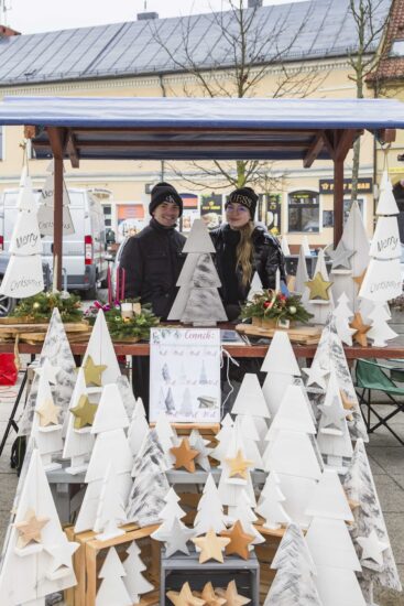 kobieta i mężczyzna przy stoisku z ozdobami świątecznymi
