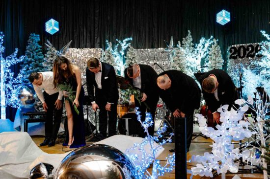 soliści i muzycy kłaniają się na scenie