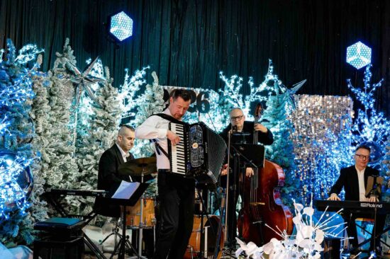 czterech muzyków na scenie, na pierwszym planie akordeonista