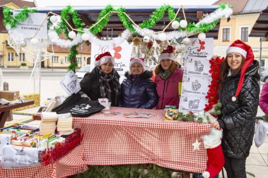 cztery kobiety przy stoisku