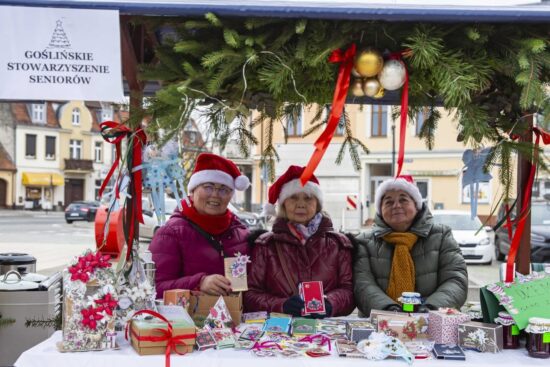 trzy kobiety przy stoisku z rękodziełem