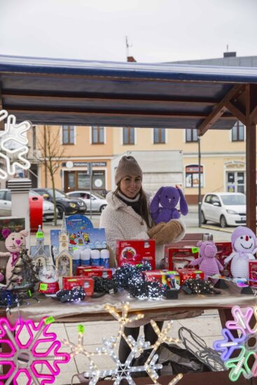 kobieta przy stoisku z zabawkami