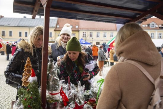 trzy kobiety robią zakupy na stoisku