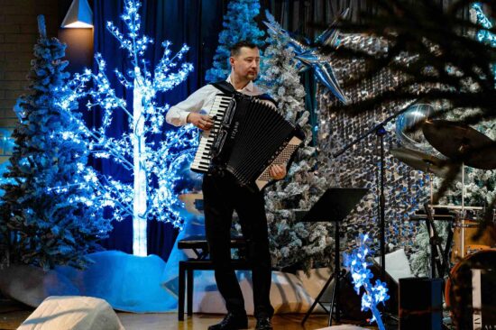 mężczyzna gra na akordeonie na scenie