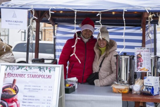 kobieta i mężczyzna na stoisku z napojami