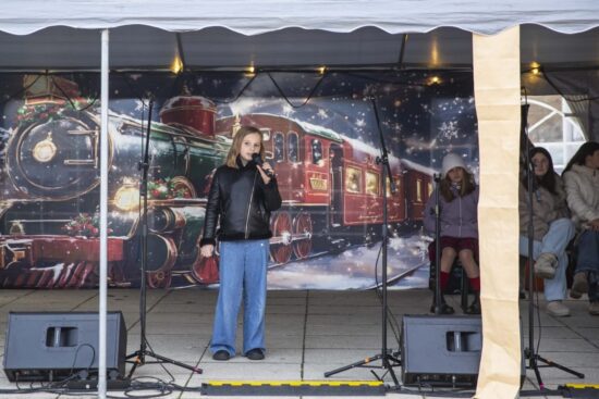 dziewczynka śpiewa na scenie