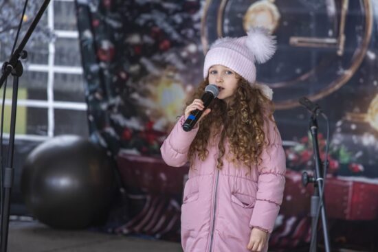 dziewczynka śpiewa na scenie