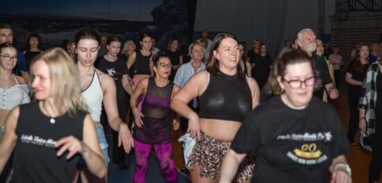 Grupa tancerzy na parkiecie