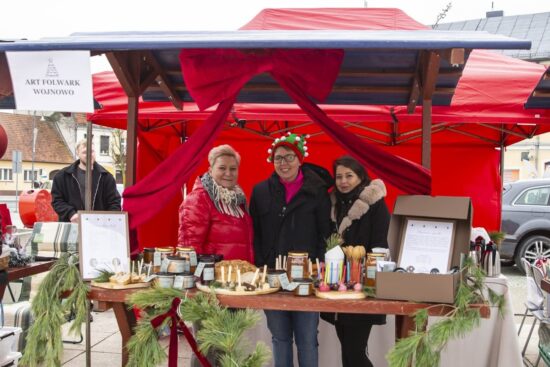 trzy kobiety przy stoisku