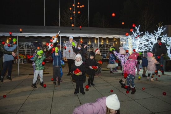 dzieci bawią się na płycie placu