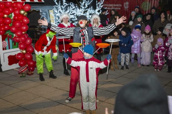 świąteczne animacje z grupą przebranych postaci i małego chłopca