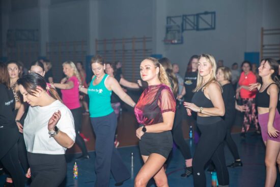 Grupa tańczących kobiet