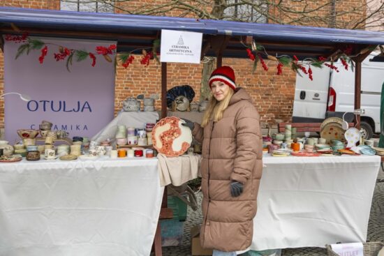 kobieta przy stoisku z ceramiką
