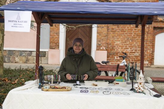 kobieta przy stoisku z biżuterią