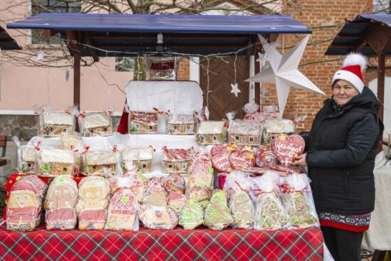 kobieta przy stoisku z piernikami