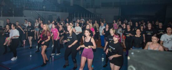 Uczestnicy maratonu na parkiecie