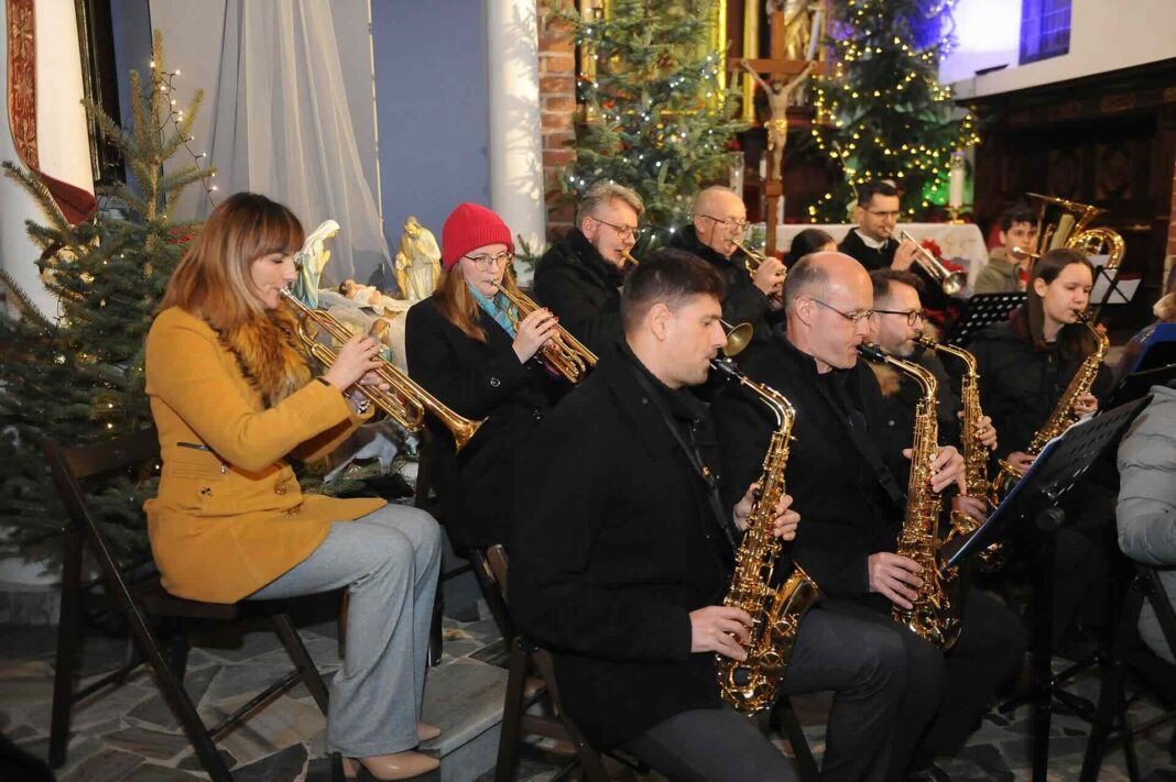 14. muzycy orkiestry dętej grają w kościele - zbliżenie na muzyków grających na trąbkach i saksofonach