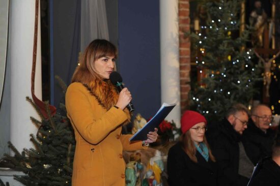 kobieta mówi do mikrofonu