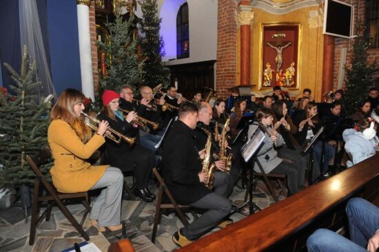 muzycy orkiestry dętej grają w kościele