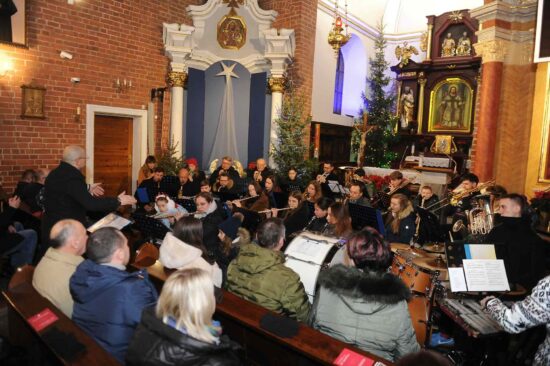 muzycy orkiestry dętej grają w kościele