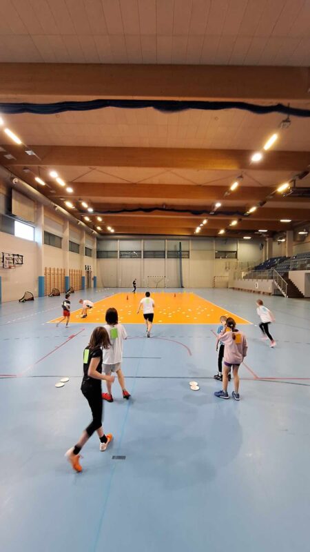 dzieci podczas gry drużynowej w kolory