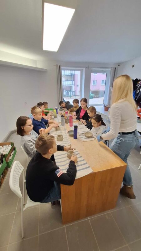 dzieci podczas lepienia kubków z glony