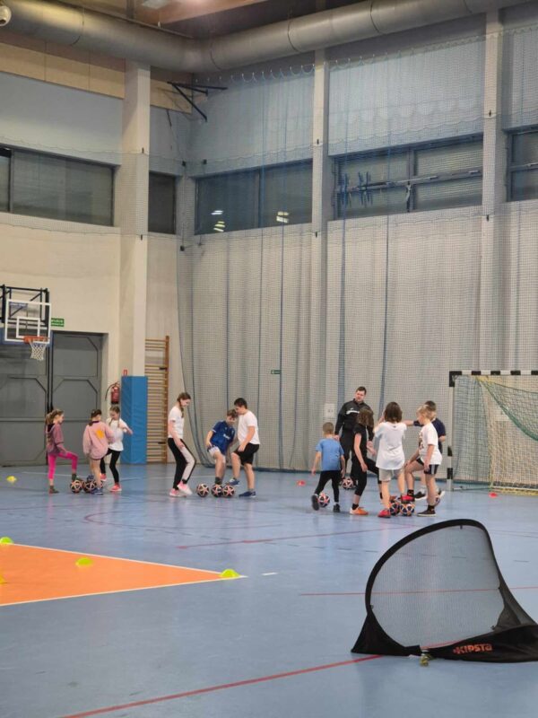 dzieci podczas treningu piłki nożnej na hali
