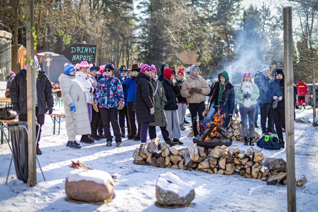 uczesticy zlotu przy ognisku