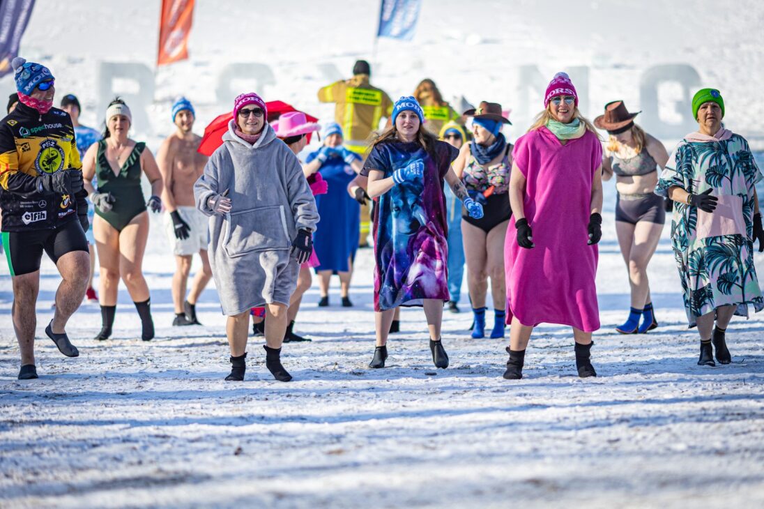 uczestnicy a plaży podczas rozgrzewki