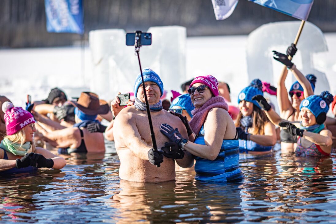 uczestnicy w wodzie podczas morsowania