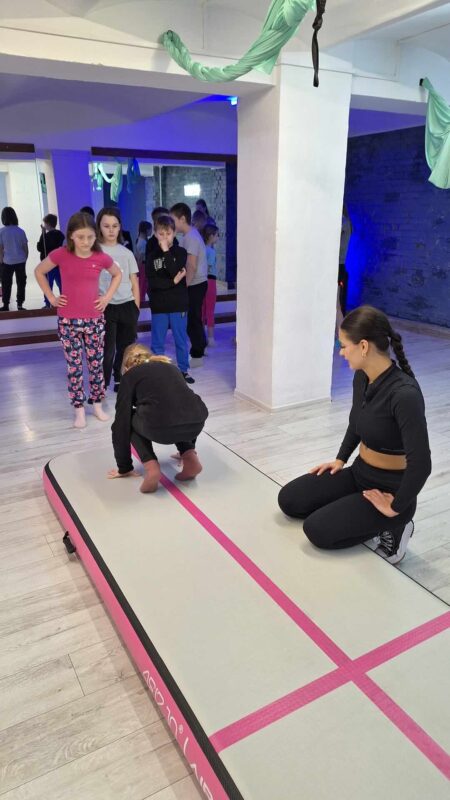 uczestniczka podczas przewrotu w tył