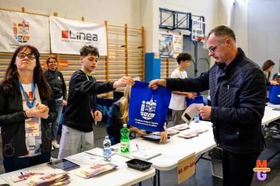 Zawodnicy w Biurze zawodów