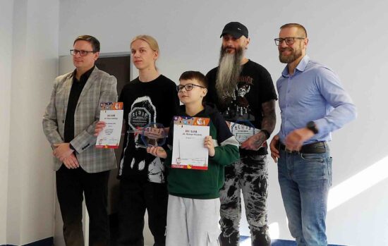 Pierwsza trójka turnieju OPEN B wraz z Dyrektorem CKiS oraz sędzią zawodów