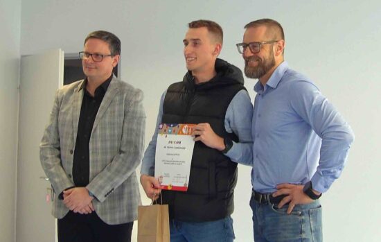 Najlepszy Gośliniak mistrzostw wraz z Dyrektorem CKiS oraz sędzią zawodów