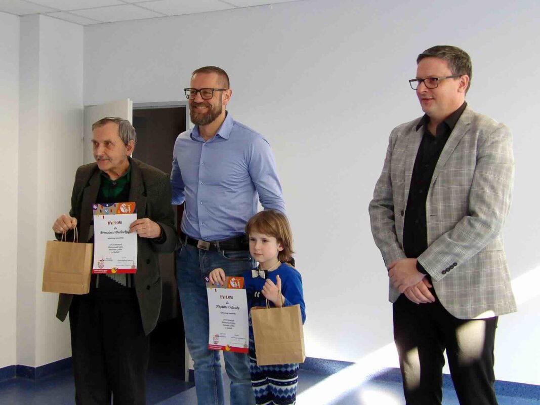 Najstarszy uczestnik mistrzostw wraz z Dyrektorem CKiS oraz sędzią zawodów