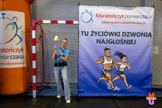 Uderzenie w dzwon sygna lzujące pobicie życiówki