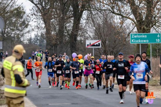 Duża grupa zawodników na trasie