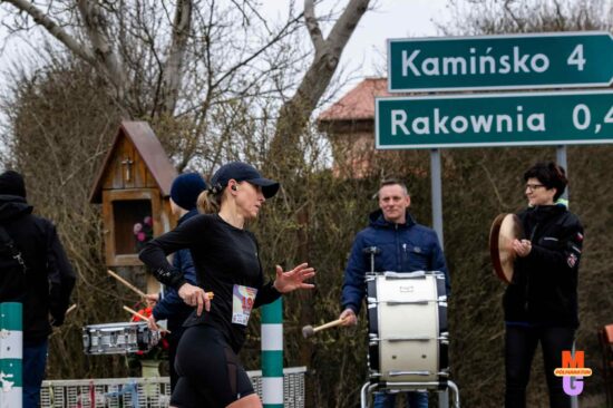 Zawodniczka w towarzystwie grupy będniarzy