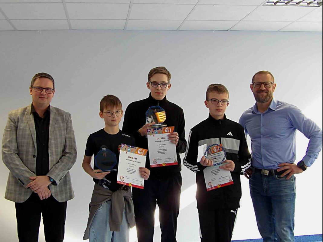 Pierwsza trójka turnieju OPEN B wraz z Dyrektorem CKiS oraz sędzią zawodów Pierwsza trójka turnieju OPEN B wraz z Dyrektorem CKiS oraz sędzią zawodów