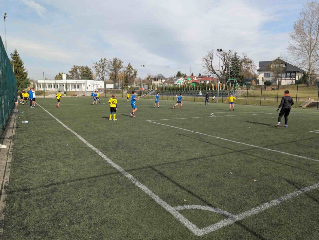 Zawodnicy walczący o piłkę w środku pola