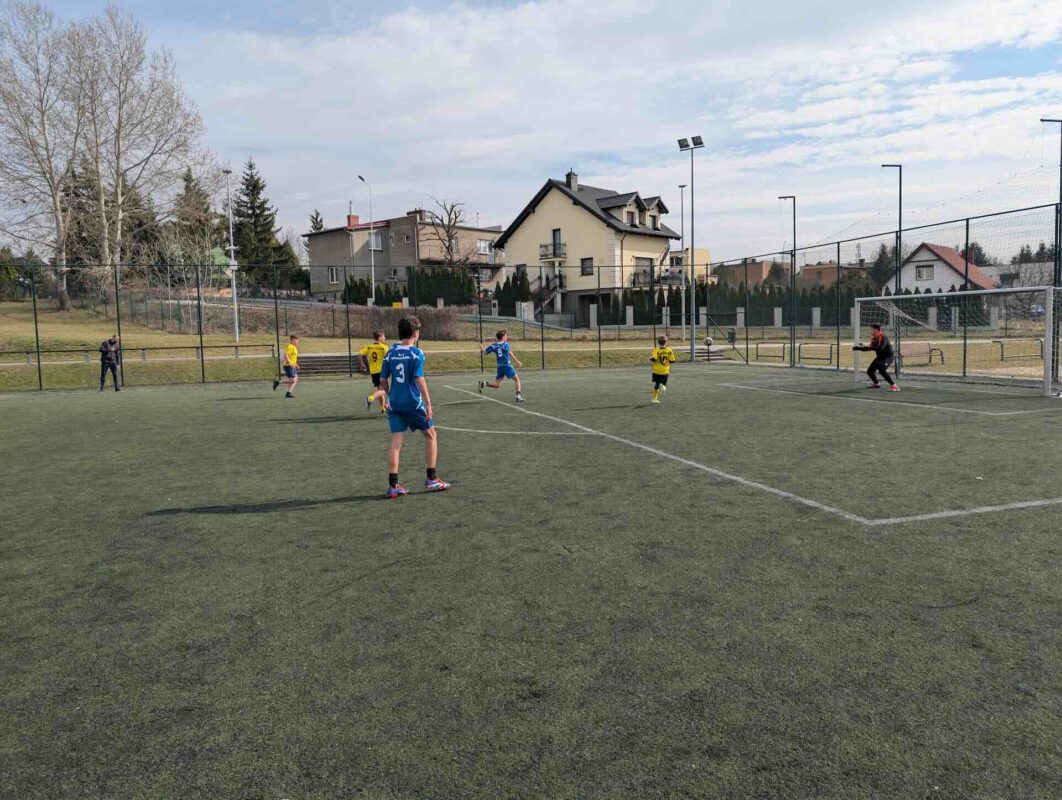 Zawodnik oddaje strzał na bramkę rywala