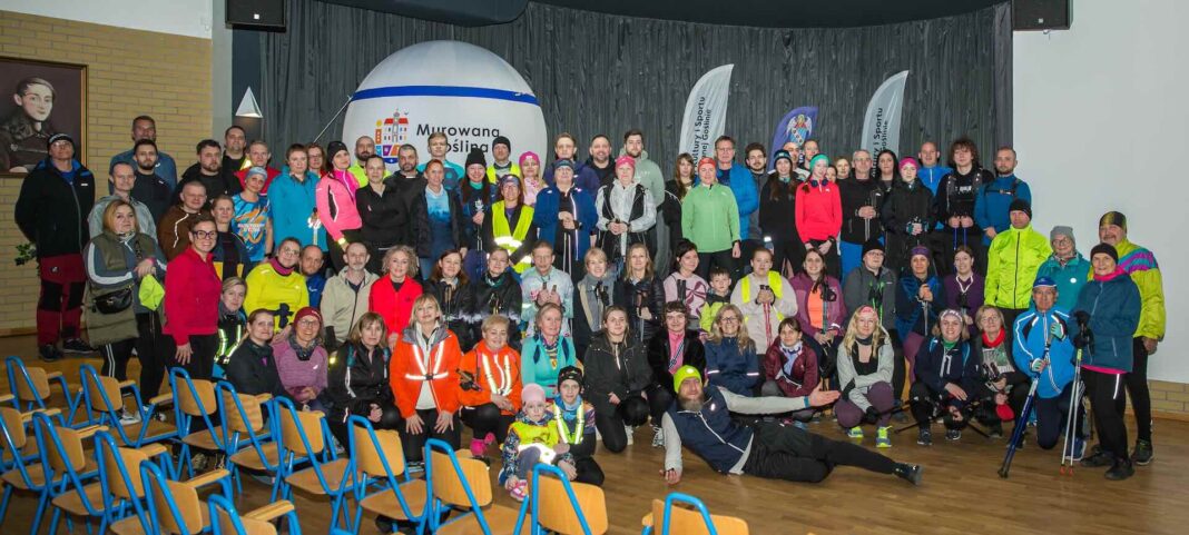 zdjęcie grupowe uczestników marszobiegu zdjęcie grupowe uczestników marszobiegu