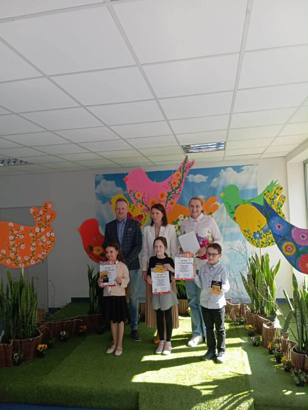 Wielki Finał  - laureaci w kategorii najmłodszej kl.1-3 i jurorzy pozują do zdjęcia