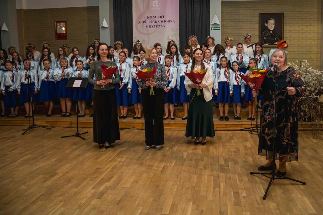 10 Na pierwszym planie stoją dyrygentki z kwiatami za nimi wszystkie chóry Canzona