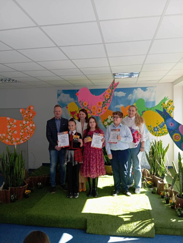 Wielki Finał - laureaci w kategorii młodszej kl.4-6 i jurorzy pozują do zdjęcia