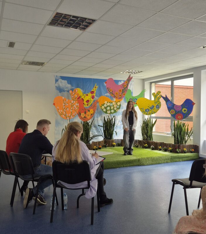 Eliminacje Gminne – dziewczynka w długich włosach, stoi na scenie, na pierwszym planie jury